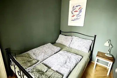 Ein Bett oder Betten in einem Zimmer der Unterkunft Ruhige & große Altbauwohnung 7min zum Zentrum