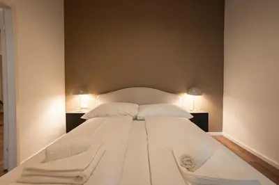 Ein Bett oder Betten in einem Zimmer der Unterkunft Stylish apartment with dedicated working space and super king-size bed located between city centre and Donau river