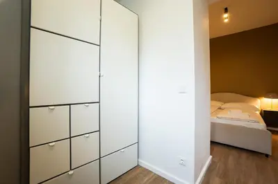 Ein Bett oder Betten in einem Zimmer der Unterkunft Stylish apartment with dedicated working space and super king-size bed located between city centre and Donau river