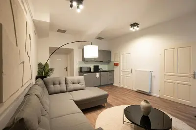 Küche/Küchenzeile in der Unterkunft Stylish apartment with dedicated working space and super king-size bed located between city centre and Donau river