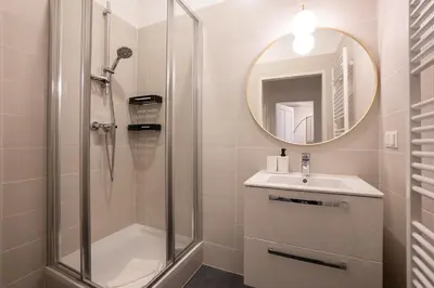 Ein Badezimmer in der Unterkunft Stylish apartment with dedicated working space and super king-size bed located between city centre and Donau river