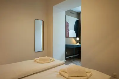 Ein Bett oder Betten in einem Zimmer der Unterkunft Stylish apartment with dedicated working space and super king-size bed located between city centre and Donau river