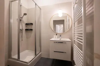 Ein Badezimmer in der Unterkunft Stylish apartment with dedicated working space and super king-size bed located between city centre and Donau river