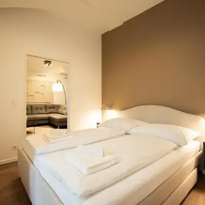 Stylish apartment with dedicated working space and super king-size bed located between city centre and Donau river