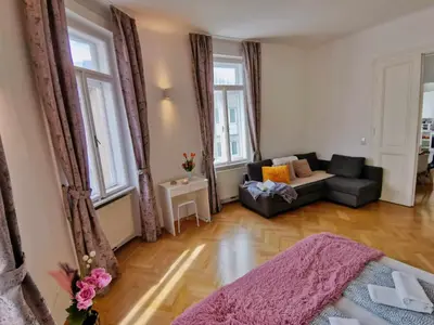 Ein Bett oder Betten in einem Zimmer der Unterkunft Central and round 3 minutes to city shopping center and Schönbrunn Palace