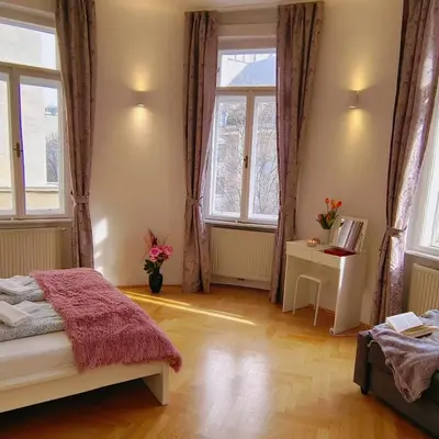 Ein Bett oder Betten in einem Zimmer der Unterkunft Central and round 3 minutes to city shopping center and Schönbrunn Palace