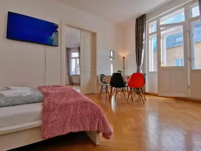 Ein Bett oder Betten in einem Zimmer der Unterkunft Central and round 3 minutes to city shopping center and Schönbrunn Palace