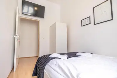 Ein Bett oder Betten in einem Zimmer der Unterkunft Sweet 3 private rooms in shared Apt Near Wiener Stadthalle & Central