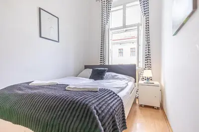 Ein Bett oder Betten in einem Zimmer der Unterkunft Sweet 3 private rooms in shared Apt Near Wiener Stadthalle & Central