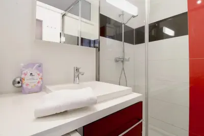 Ein Badezimmer in der Unterkunft BRIGHT ELEGANT FLAT in Center