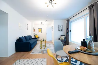 Ein Sitzbereich in der Unterkunft Design city apartment with free parking near Stadthalle