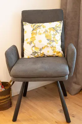 Ein Sitzbereich in der Unterkunft Design city apartment with free parking near Stadthalle