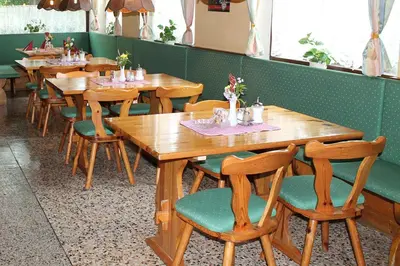 Ein Restaurant oder anderes Speiselokal in der Unterkunft Pension Schwartzwirt
