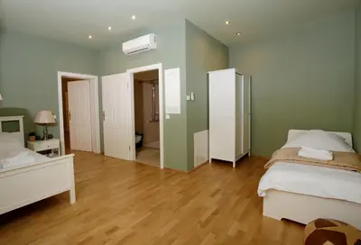 Ein Bett oder Betten in einem Zimmer der Unterkunft Serenity Suite Vienna