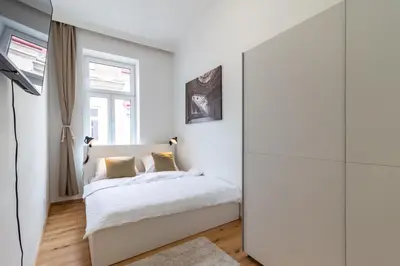 Ein Bett oder Betten in einem Zimmer der Unterkunft Cozy, generous City Apartment - 10 min to city-centre - Contactless 24h Check-In