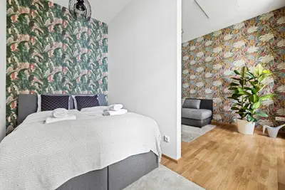 Ein Bett oder Betten in einem Zimmer der Unterkunft Cozy, generous City Apartment - 10 min to city-centre - Contactless 24h Check-In