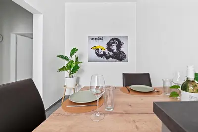 Getränke in der Unterkunft Cozy, generous City Apartment - 10 min to city-centre - Contactless 24h Check-In