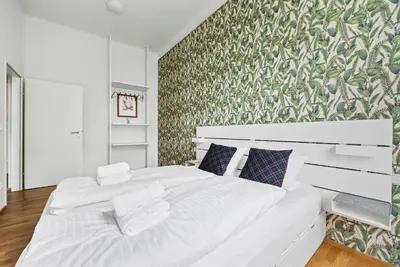 Ein Bett oder Betten in einem Zimmer der Unterkunft Cozy, generous City Apartment - 10 min to city-centre - Contactless 24h Check-In