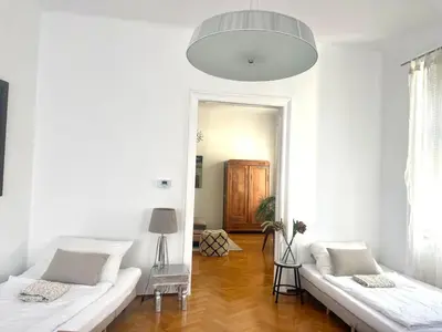 Ein Bett oder Betten in einem Zimmer der Unterkunft Charmante Innenstadtwohnung