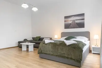 Ein Bett oder Betten in einem Zimmer der Unterkunft Welcoming 2BR Apt, near AKH- Perfect for short & Longstays