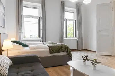 Ein Bett oder Betten in einem Zimmer der Unterkunft Welcoming 2BR Apt, near AKH- Perfect for short & Longstays
