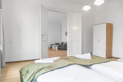 Ein Bett oder Betten in einem Zimmer der Unterkunft Welcoming 2BR Apt, near AKH- Perfect for short & Longstays