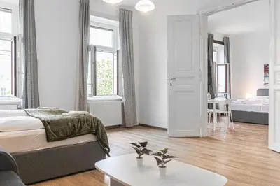 Ein Bett oder Betten in einem Zimmer der Unterkunft Welcoming 2BR Apt, near AKH- Perfect for short & Longstays