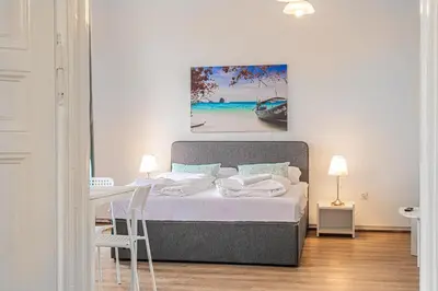 Ein Bett oder Betten in einem Zimmer der Unterkunft Welcoming 2BR Apt, near AKH- Perfect for short & Longstays