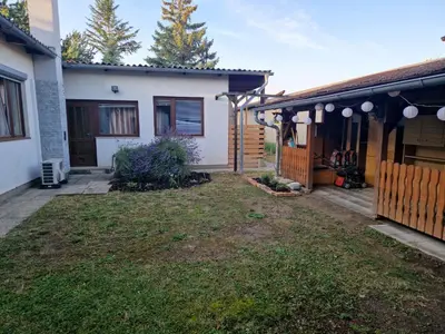 Das Gebäude in dem sich das Ferienhaus befindet
