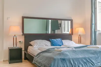 Grundriss der Unterkunft Inviting 2BR Apartment centrally located
