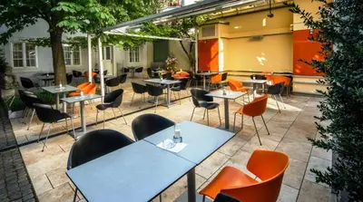 Ein Restaurant oder anderes Speiselokal in der Unterkunft Schlossquadrat Apartment 12