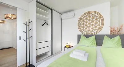 Ein Bett oder Betten in einem Zimmer der Unterkunft SkyLine Apartment mit Terrasse close to Lakes