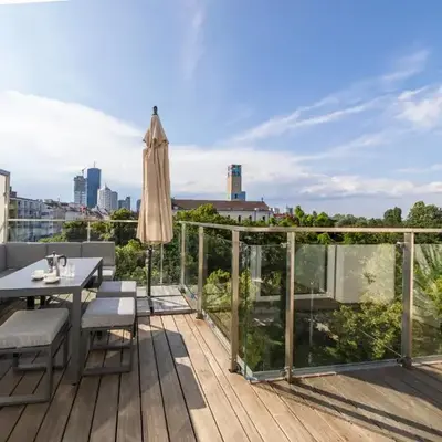 SkyLine Apartment mit Terrasse close to Lakes