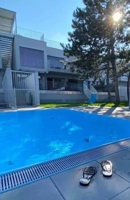Der Swimmingpool an oder in der Nähe von The Splash by JR City Apartments