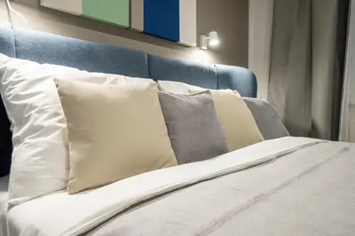 Ein Bett oder Betten in einem Zimmer der Unterkunft Bright & Airy Apartment with Balcony near City Center