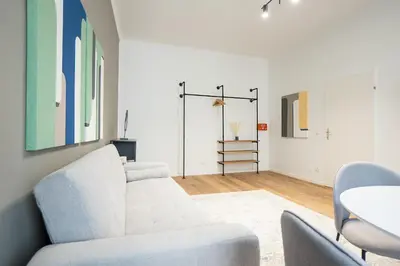 Ein Sitzbereich in der Unterkunft Bright & Airy Apartment with Balcony near City Center