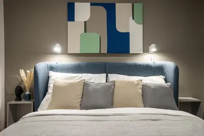 Ein Bett oder Betten in einem Zimmer der Unterkunft Bright & Airy Apartment with Balcony near City Center