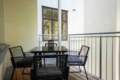 Ein Balkon oder eine Terrasse in der Unterkunft Bright & Airy Apartment with Balcony near City Center