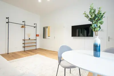 TV/Unterhaltungsangebot in der Unterkunft Bright & Airy Apartment with Balcony near City Center