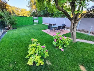 Ein Garten an der Unterkunft Gemütliches Haus mit schönem Garten