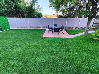 Ein Garten an der Unterkunft Gemütliches Haus mit schönem Garten