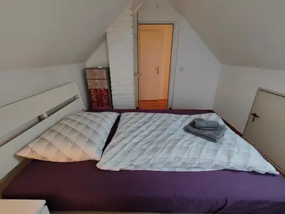 Ein Bett oder Betten in einem Zimmer der Unterkunft Gemütliches Haus mit schönem Garten